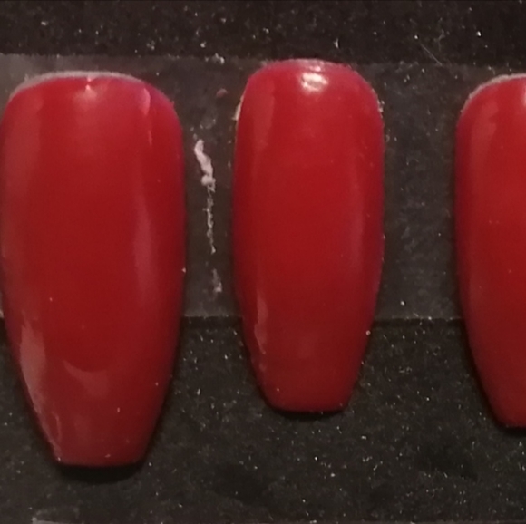 Light Red Press On Nails - Picture 3 of 3